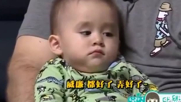 威廉搞笑名场面,给弟弟换尿不湿,惨遭自然水流